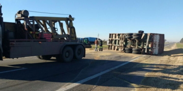 El acoplado de un camión volcó sobre autopista y bloqueó el paso