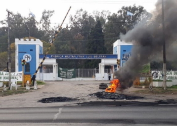 Tras los despidos, asamblea y nuevo corte de Ruta 11 frente a la Fábrica Militar