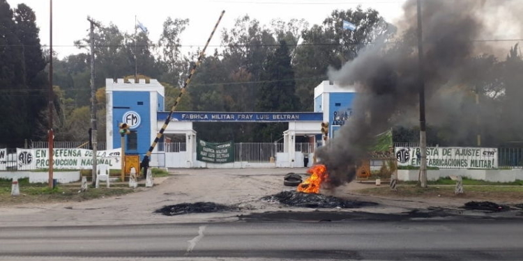 Tras los despidos, asamblea y nuevo corte de Ruta 11 frente a la Fábrica Militar
