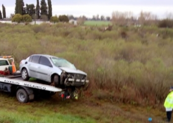 Dos hombres heridos al volcar en autopista a la altura de Oliveros