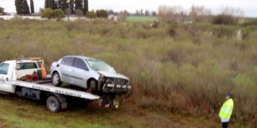 Dos hombres heridos al volcar en autopista a la altura de Oliveros