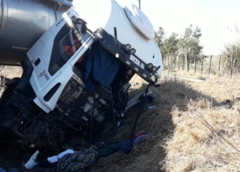 Dos choferes fueron rescatados con graves heridas tras un choque entre tres camiones