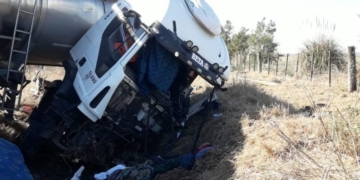 Dos choferes fueron rescatados con graves heridas tras un choque entre tres camiones