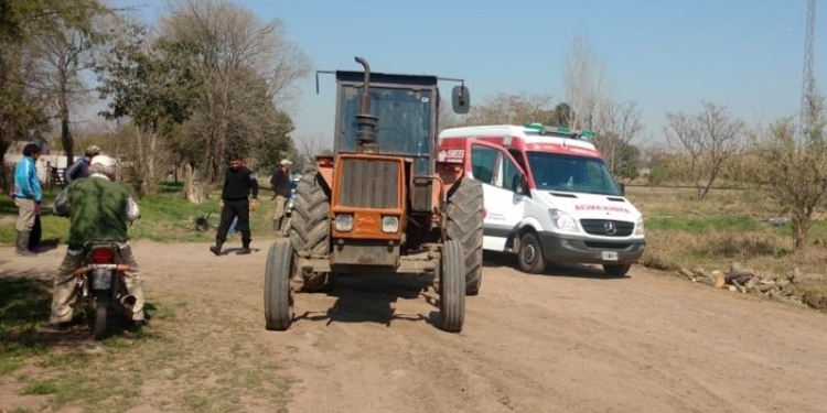 Una mujer y dos niños en una moto chocaron contra un tractor