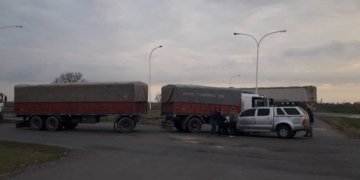 Maciel: una camioneta y un camión colisionaron en el acceso a la autopista