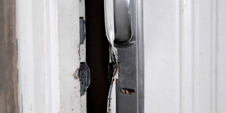 Barretearon una puerta de una casa en Monje y revolvieron todo su interior