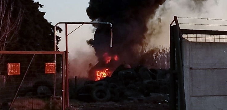 Bomberos trabajaron en un incendio en el basural de Totoras