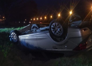 Impactante vuelco de un auto sobre Ruta 34