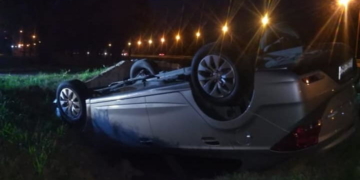 Impactante vuelco de un auto sobre Ruta 34