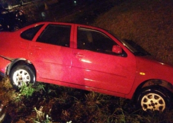 Un auto terminó en un zanjón sobre Ruta 11 en medio de la tormenta