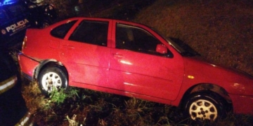 Un auto terminó en un zanjón sobre Ruta 11 en medio de la tormenta