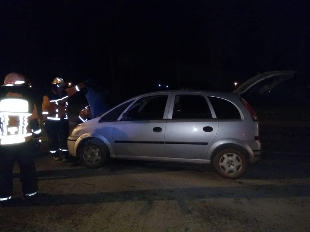 Bomberos de Serodino acudieron al incendio de un auto en Andino