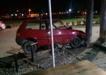 Un joven con traumatismos tras incrustar su auto contra una columna