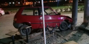 Un joven con traumatismos tras incrustar su auto contra una columna