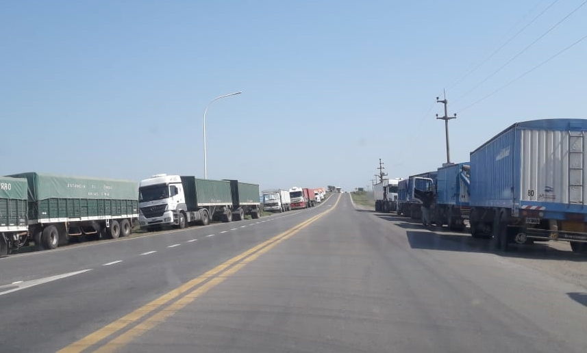 Camioneros bloquearon el ingreso a los puertos y hay gran congestión