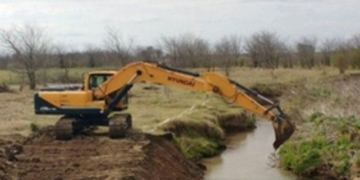 Comenzaron a construir el polémico canal que trae más agua al Río Carcarañá