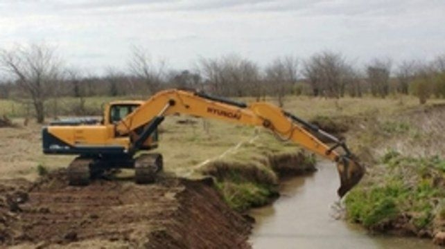 Comenzaron a construir el polémico canal que trae más agua al Río Carcarañá