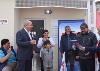 Una familia de Maciel recibió la llave de su casa propia de la mano de UPCN