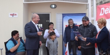 Una familia de Maciel recibió la llave de su casa propia de la mano de UPCN