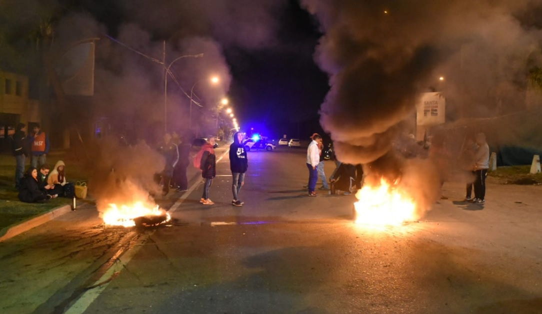 El paro de la CGT comenzó con cortes de ruta en el cordón industrial