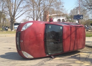 Fuerte choque entre dos autos en una esquina Totoras
