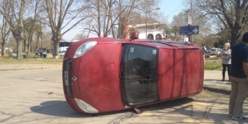 Fuerte choque entre dos autos en una esquina Totoras