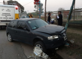 Un auto con dos personas a bordo impactó contra una columna