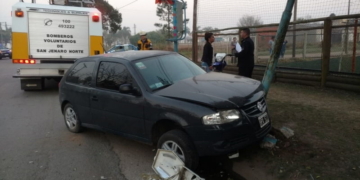 Un auto con dos personas a bordo impactó contra una columna