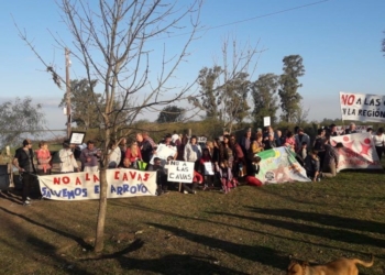 La región gritó «No a las Cavas» y abrazó el Arroyo de Monje