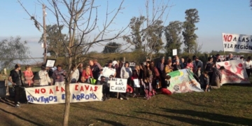 La región gritó «No a las Cavas» y abrazó el Arroyo de Monje