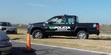 Robó a un conductor en la autopista y lo detuvieron huyendo por el campo