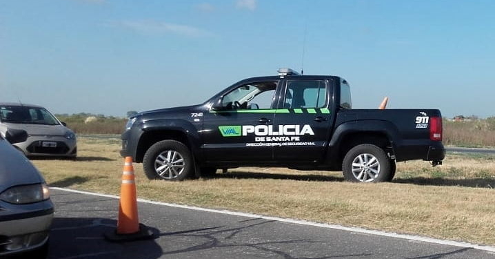 Robó a un conductor en la autopista y lo detuvieron huyendo por el campo