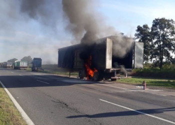 Bomberos de Barrancas sofocaron el incendio de un camión