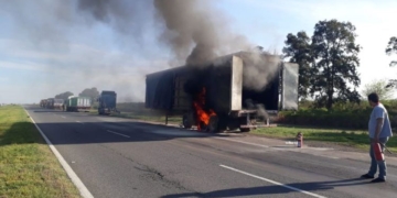Bomberos de Barrancas sofocaron el incendio de un camión