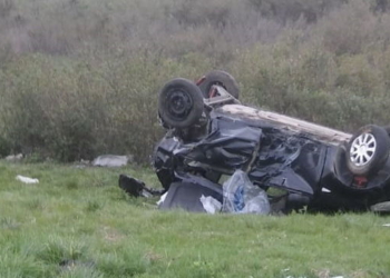 Un conductor perdió la vida al volcar con su auto en autopista