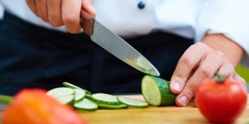 Una empresa busca cubrir puestos de mozos y ayudante de cocina