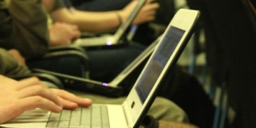 Barrancas: devolvieron una notebook que había sido olvidada por una estudiante en una parada