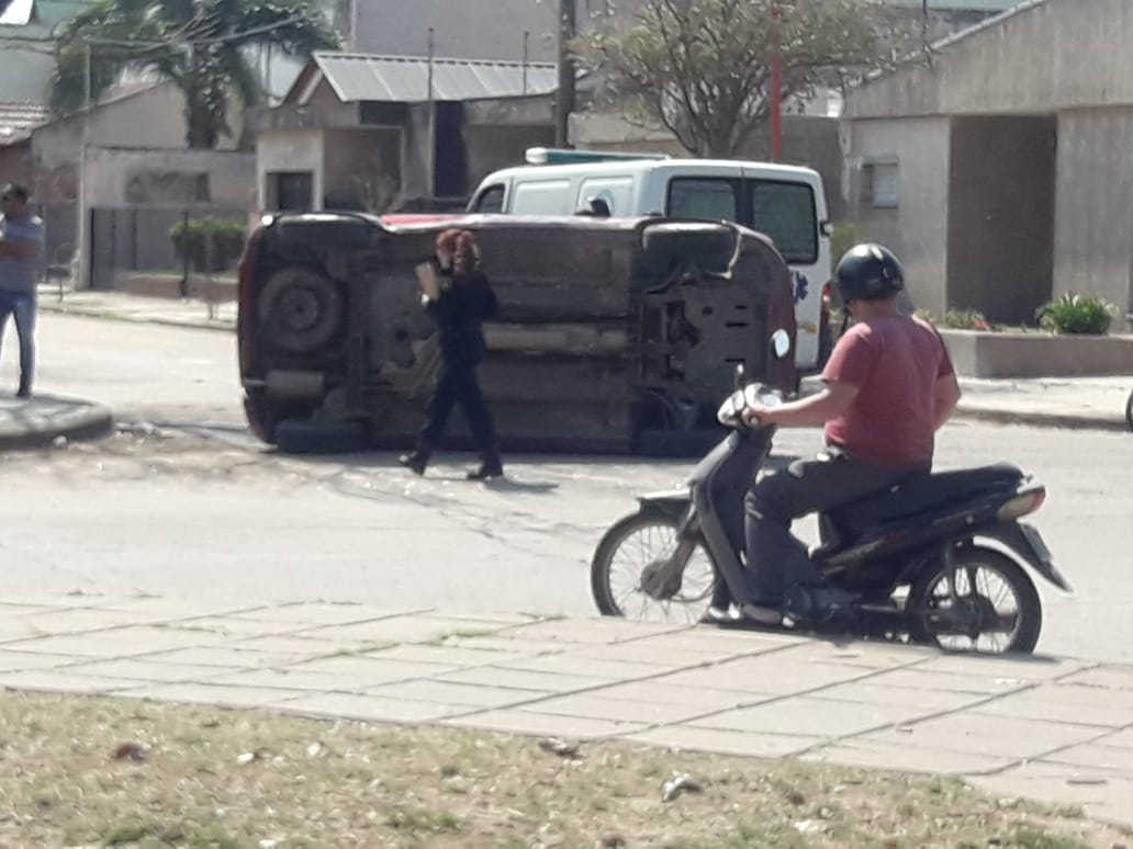 Fuerte choque entre dos autos en una esquina Totoras