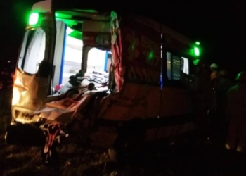 Varios heridos y la ambulancia del Samco Barrancas destrozada tras un accidente