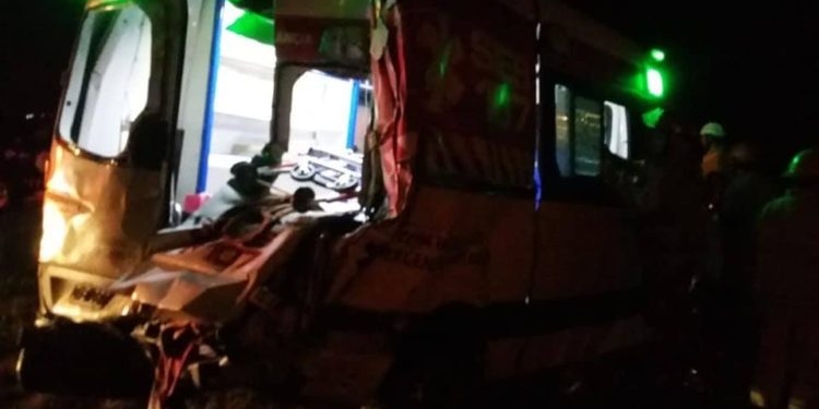 Varios heridos y la ambulancia del Samco Barrancas destrozada tras un accidente