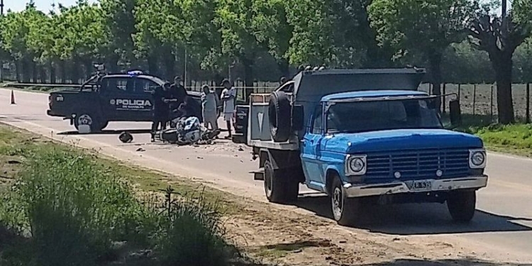 Un motociclista falleció al chocar contra un camión