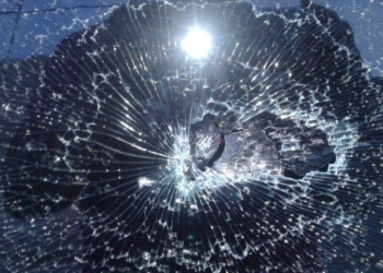 Le destrozaron un vidrio de su vehículo sobre Ruta 11