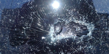 Le destrozaron un vidrio de su vehículo sobre Ruta 11