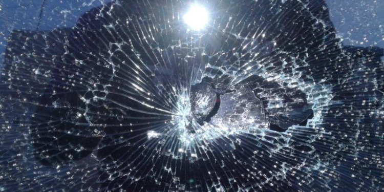 Le destrozaron un vidrio de su vehículo sobre Ruta 11