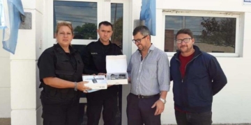 Entregaron dos equipos de radio frecuencia a la policía de San Genaro