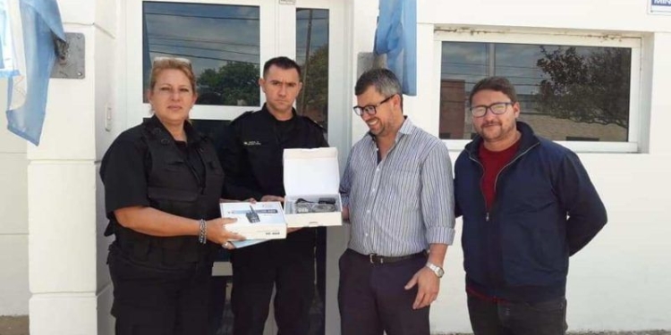Entregaron dos equipos de radio frecuencia a la policía de San Genaro