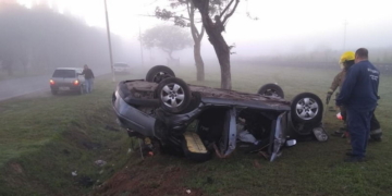 Impactante vuelco de un auto sobre la Ruta 11, en Oliveros