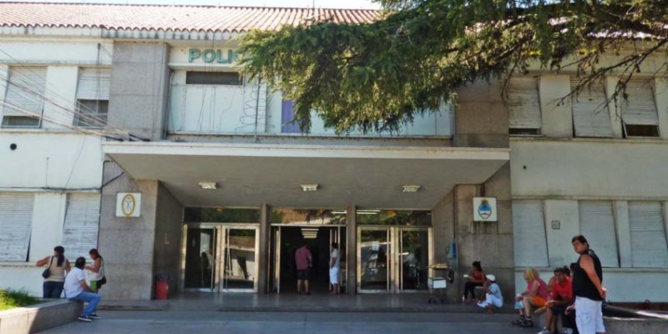 Murió una mujer que fue hallada en su casa con un corte en la cabeza