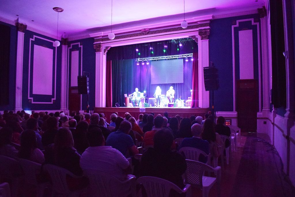 A sala llena, el legendario Cine Teatro Iris volvió a tomar vida