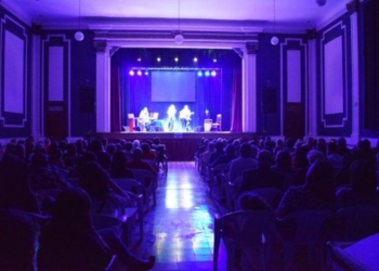A sala llena, el legendario Cine Teatro Iris volvió a tomar vida